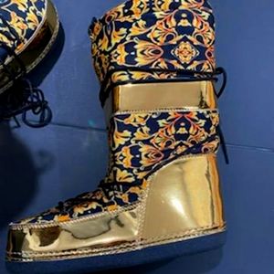 Stylish moon boots new never worn!!!